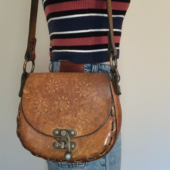 Vintage leather purse with metal latch and engraved flowers - Picture 7 of 7